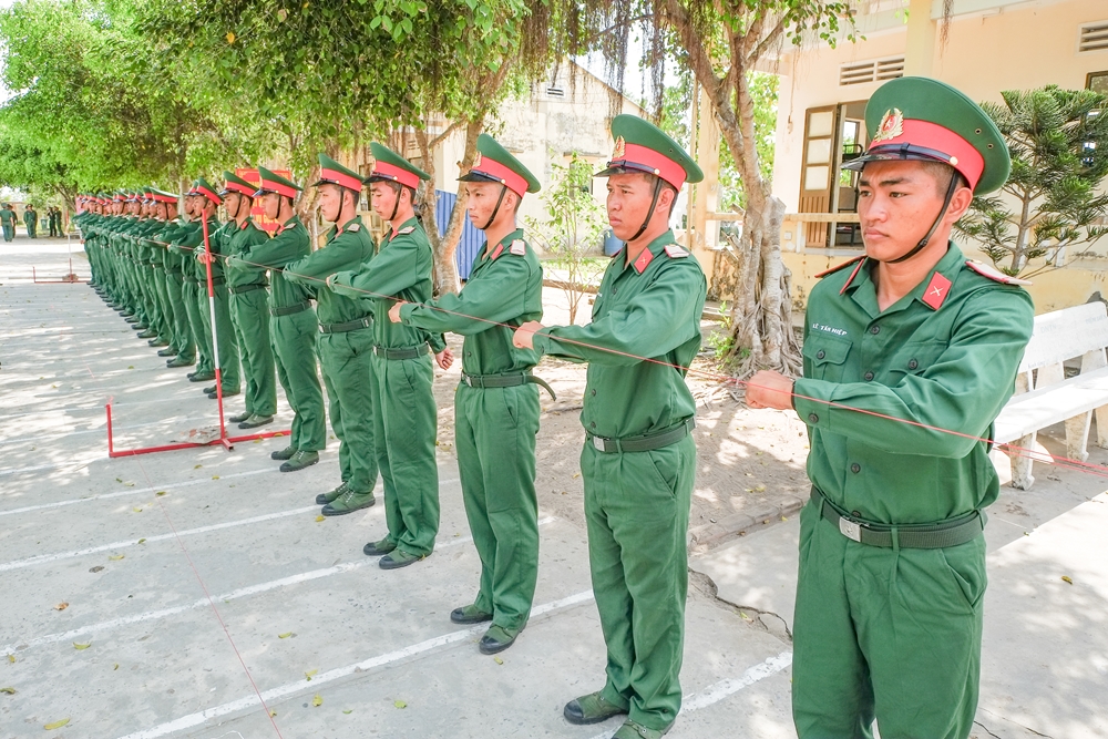 Điều lệnh đội ngũ tay không, bài học tưởng chừng đơn giản, nhưng các chiến sĩ mới phải dày công luyện tập, bởi nó đòi hỏi sự thống nhất cao.